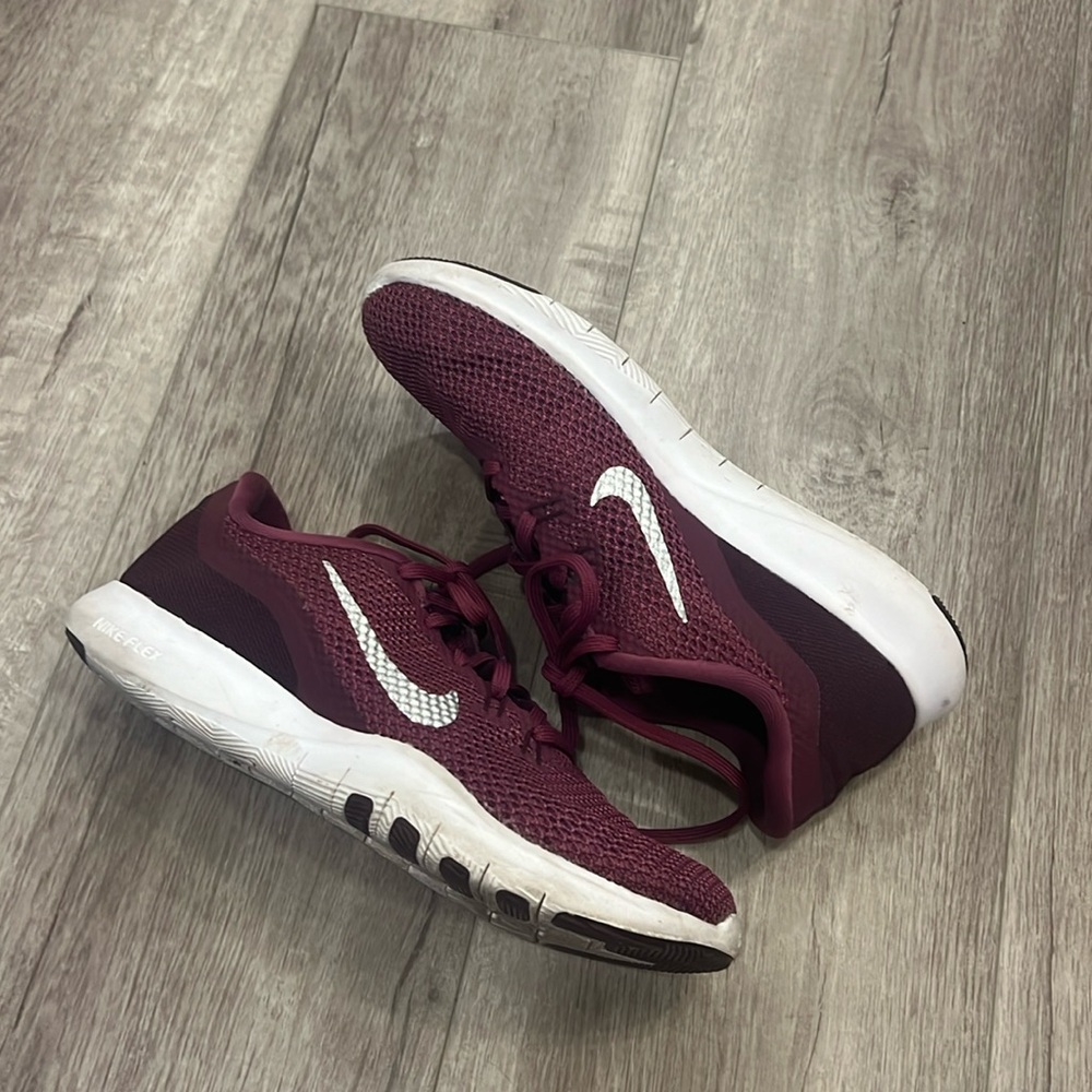 Nike Training Sneakers Flex TR 7 in shade burgundy for women
